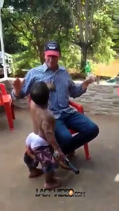 Un nain commet le braquage le plus WTF !