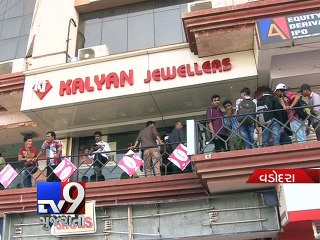 Tải video: Jewellery showroom robbed at gunpoint, one held - Tv9 Gujarati