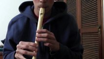 Il joue de la flute et fait du beatbox en même temps