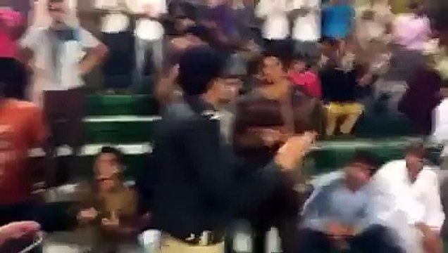 People Clapping For Punjab Police During Pak vs ZIM Match