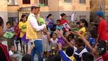 Homem leva alegria para crianças de comunidade em que passou a infância