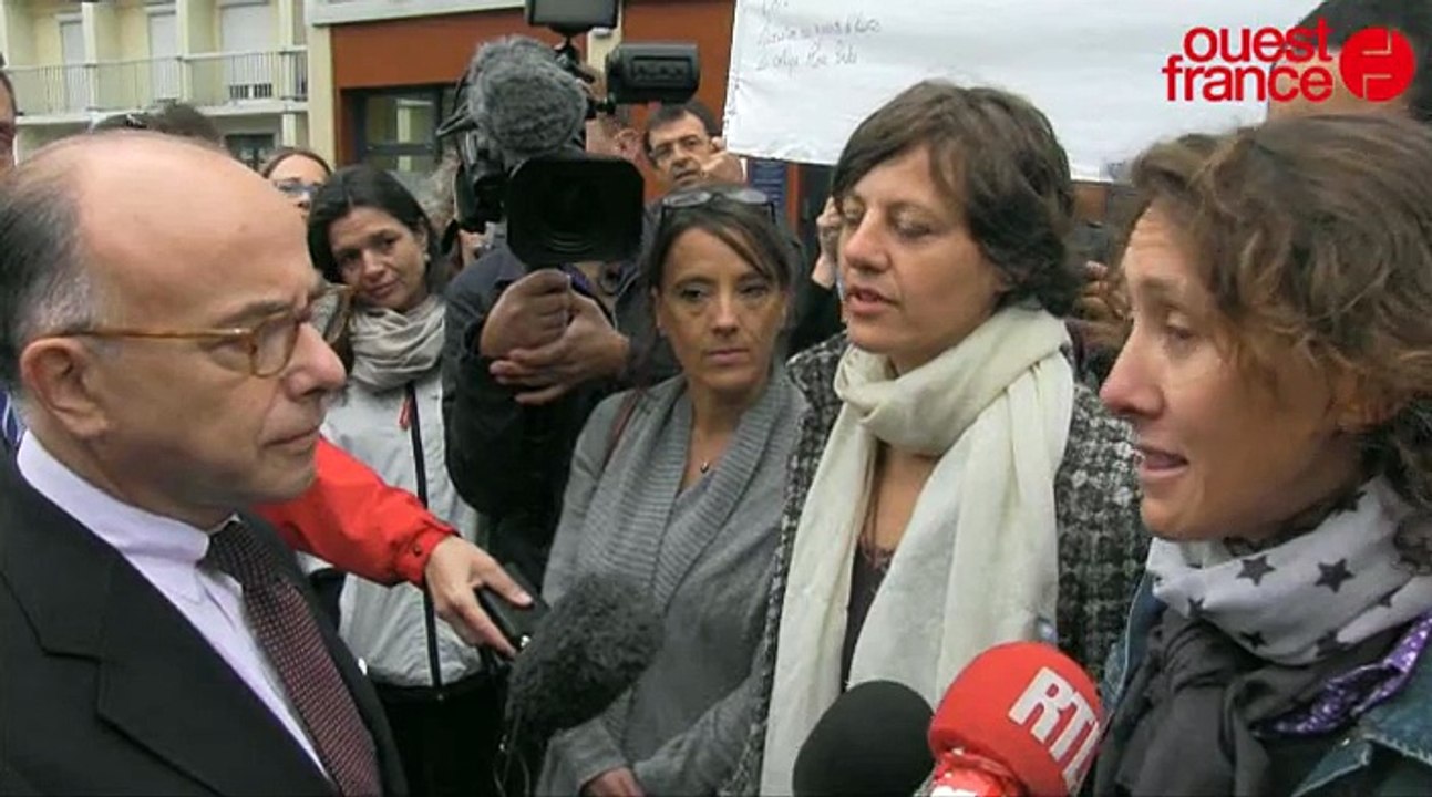 A Rennes, les parents d'élèves du collège Rosa Parks interpellent le ministre de l'Intérieur Cazeneuve