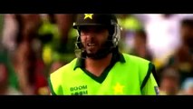 Shahid Afridi hits Shaun Tait straight over the boundary