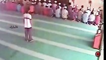 شاهد شخص يسطو على مسجد أثناء إقامة الصلاة