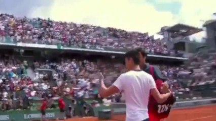 Federer en colère : un adolescent pénètre sur le court pour prendre un selfie