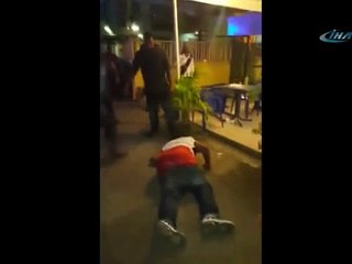 Tekme, yumruk yetmedi: Baltayla saldırdı