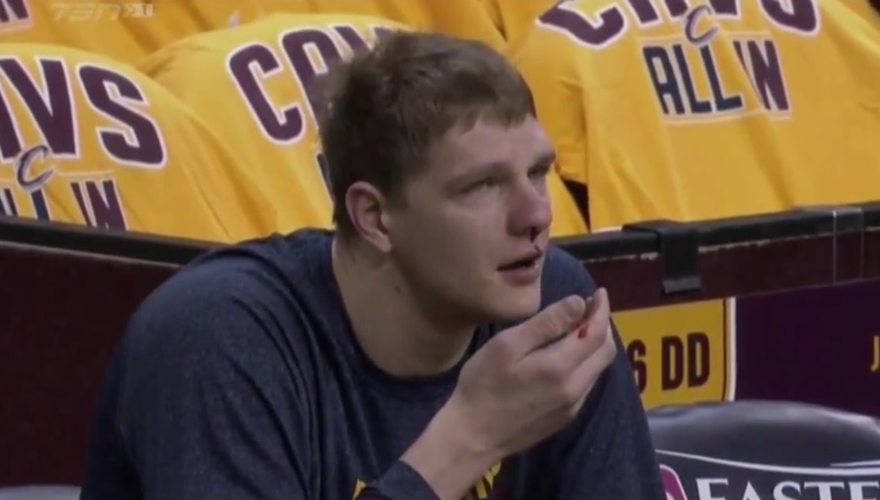 Tristan Thompson pète le nez de Timofey Mozgov en le postérizant à l'échauffement