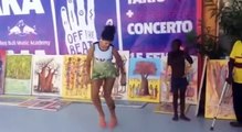 Blaya vocalista do Buraka, dança ao Som do Menino de Angola.
