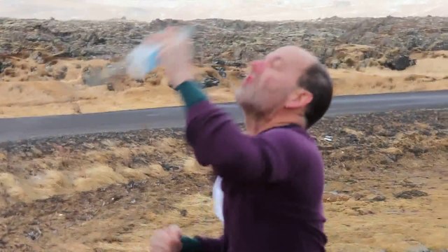 Pas facile de boire en Islande, surtout quand le vent souffle fort