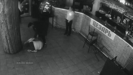 Un pervers remis en place par une serveuse en Russie