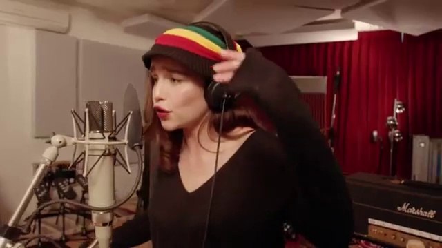 Daenerys Targaryen chante du reggae