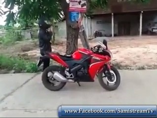 Une moto de haute technologie, étonnant.