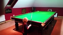 A 3 ans il est déjà champion de Billard!