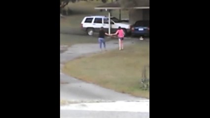 Un homme détruit sa maison en apprenant que sa femme le trompe