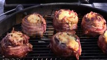 Il enroule une canette avec du steak