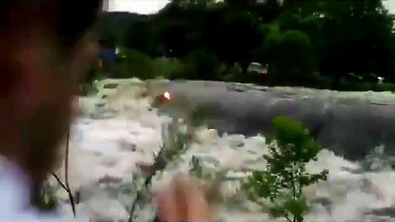 Une voiture avalée par une inondation éclaire au texas!