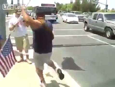 Un Mexicain se glisse dans une manif anti immigration...