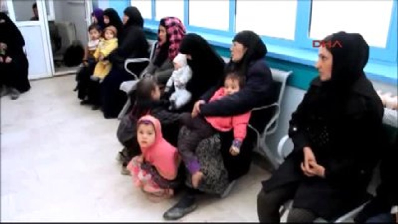 Van Dondurucu Soğukta Mahsur Kalan Kaçakları Mehmetçik Kurtardı