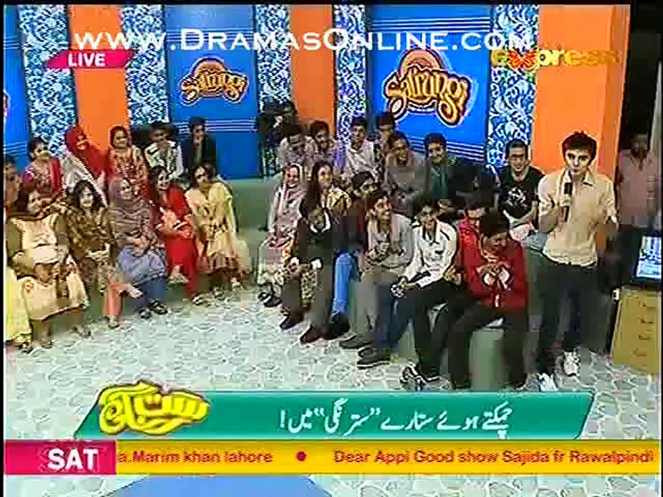See What Neelum Munir Did to a Boy when he Sang a Song for her and Presented a Flower on his Knees