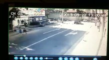 Vídeo flagra dupla assaltando carro na avenida Antônio Sales