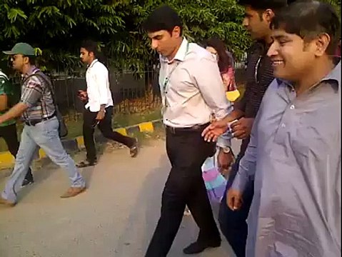 مصباح الحق کل میچ دیکھنے کے لئے گراؤنڈ پہنچے تو VIP پارکنگ اور VIP اینٹرینس کی بجاےعام عوام کے ساتھ داخل ہوئے، فینز کا ساتھ سلفیز لیں اور فینز کے ساتھ عجزوانکساری کا رویہ