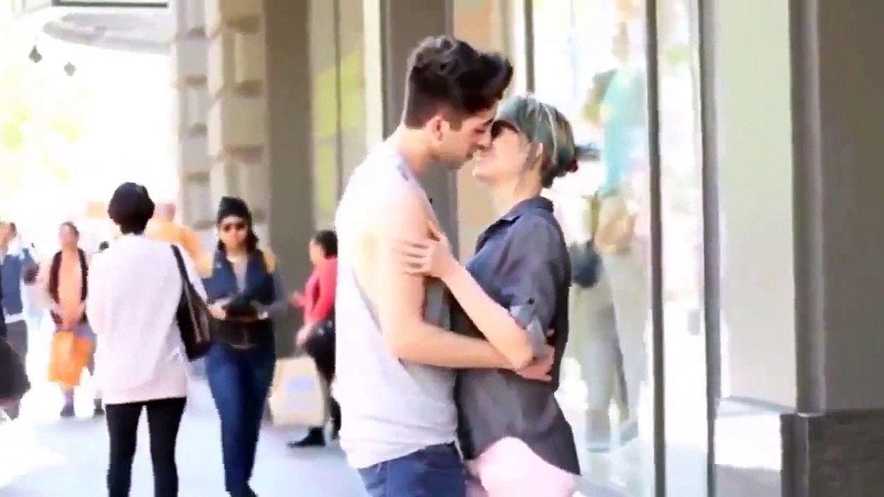top 5 pegadinhas beijando mulheres gatas -Top 5 Kissing Pranks Of 2015 - Best Kissing Pranks
