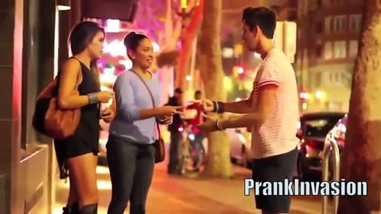 top 3 pegadinhas beijando mulheres gatas -Top 3 Kissing Pranks Of 2015 - Best Kissing Pranks