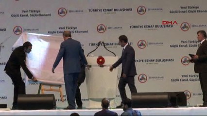 Erdoğan anonsçusunu üç kere düzeltti