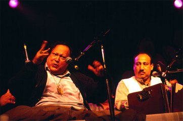 Jenu Karda En Yaad Dila - Ghazal - Nusrat Fateh Ali Khan Qawwal