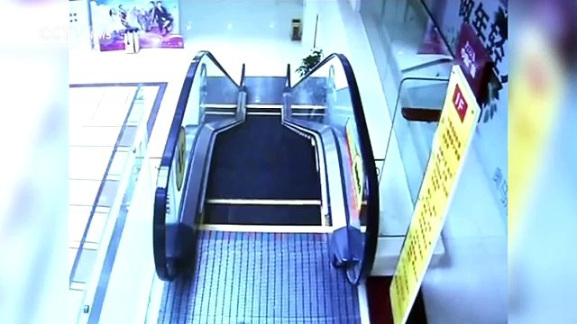 Niño de dos años cae de escaleras mecánicas de 10 metros de altura