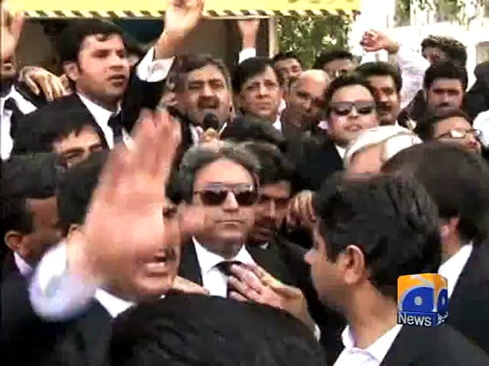 Daska incident: Protesting lawyers block Mall Road Lahore-Geo Reports-25 May 2015