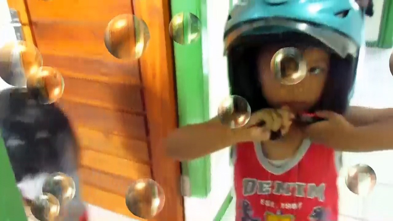 Video Lucu Anak Kecil Pake Helem Kebalik