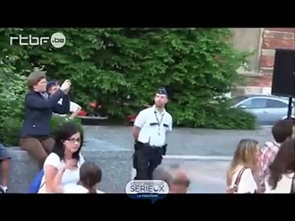 Ce policier ne peut résister à l'envie de danser