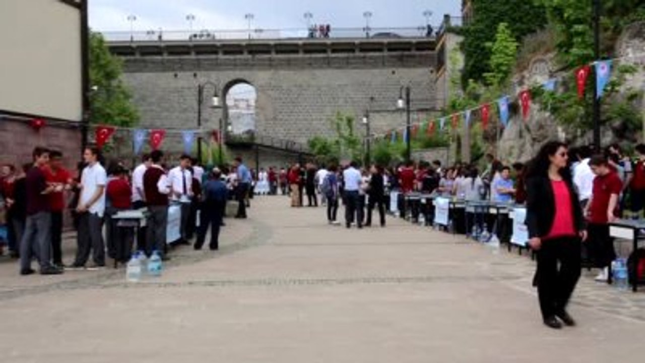 Rekor İçin 700 Kişi Aynı Anda Ebru Yaptı