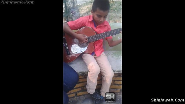 JOVEN NINO DE MEXICO CANTANDO UNA CANCION MIENTRAS HACE MUSICA CON LA GUITARRA MUCHO TALENTO Y SENTIMIENTO DE ESTE ARTISTA MAYO 2015