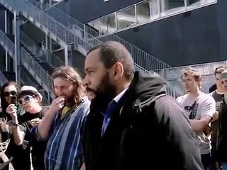 Dieudonné à la fac de Brest contre des Skin-Head.