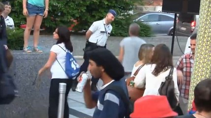 Un policier se lâche pendant une fête de quartier