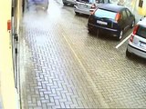 Bologna - Ucciso dal ladro in fuga, le immagini della telecamera di sorveglianza (23.02.13)