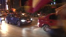 Galatasaray Taraftarı İzmir'de Şampiyonluğu Kutladı