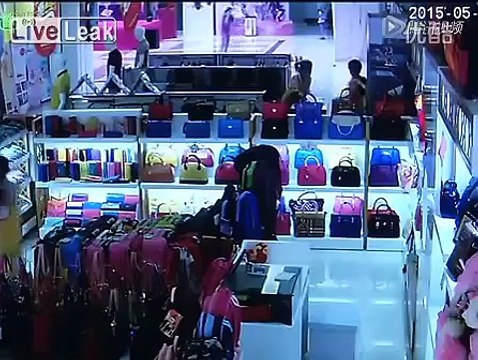 YouTube: Terrible caída de niño de 2 años desde una escalera mecánica