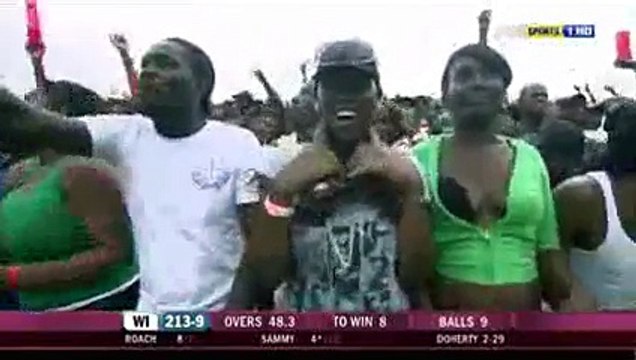 Thrilling Finish to a Great Game of Cricket HD