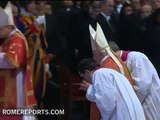 Viernes Santo: El Papa reza descalzo ante un crucifijo en la Basílica de San Pedro