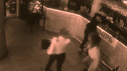 Une serveuse défonce un client qui l'a tripotée !