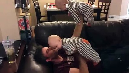 Father Weighs Twins in Heartwarming Moment 🧸