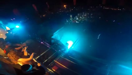 Une fille chute du haut du toit de la scène au MysteryLand Festival.