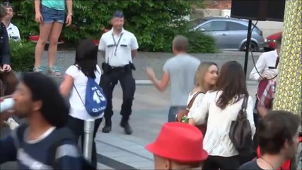 Un policier danse avec le public pendant un concert