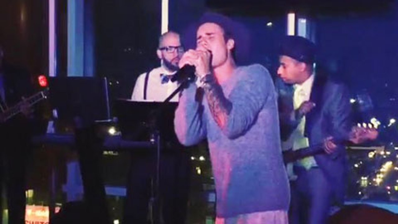 Justin Bieber Humps The Stage Covering Boyz II Men