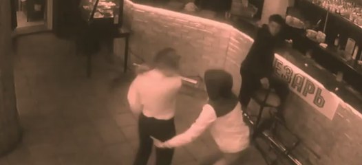 Une serveuse met K.O un client qui lui touche les fesses