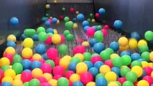 Magnifique effet des ballons sur l'escalator