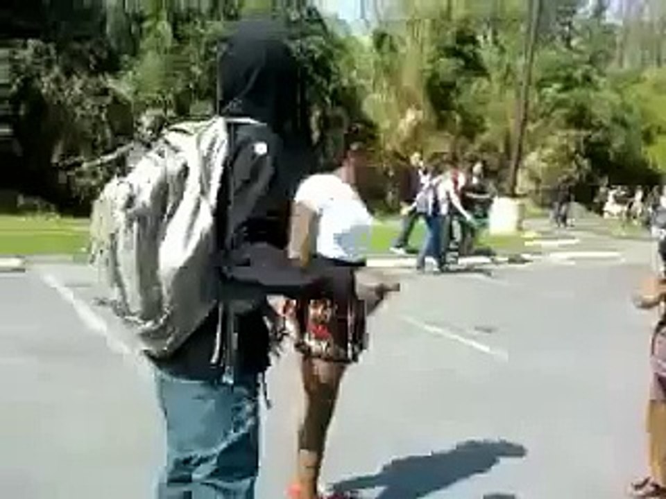 Девушка описалась во время драки
